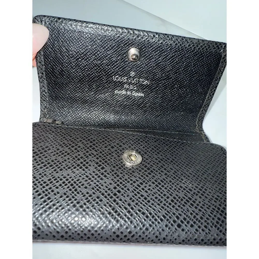 Louis Vuitton Taïga 6-Key Holder in Black